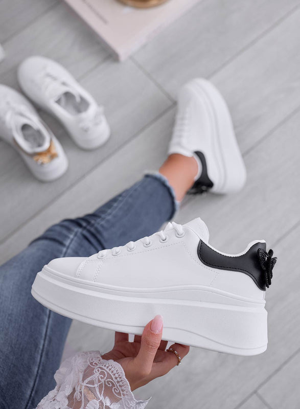 CRISTINA - Zapatillas blancas con talón negro y mariposa joya