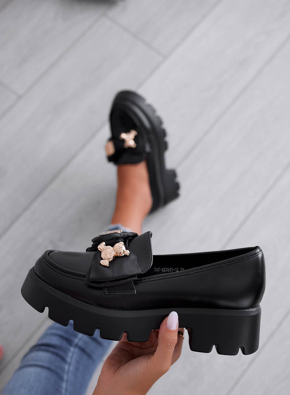 Mocasines negros con lazo y broche teddy dorado