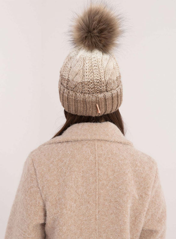 Chapeau couleur boue avec doublure intérieure et pompon