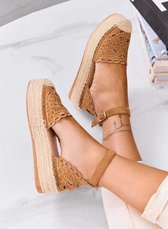 CRISTY - Espadrilles camel brodées avec bride à la cheville et semelle plateforme en corde