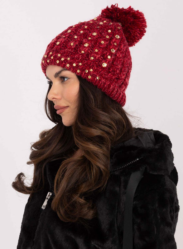 Cappello rosso imbottito con strass e pompon