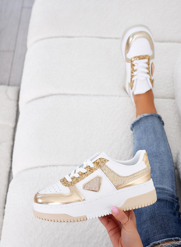 Zapatillas blancas con detalles en oro brillante