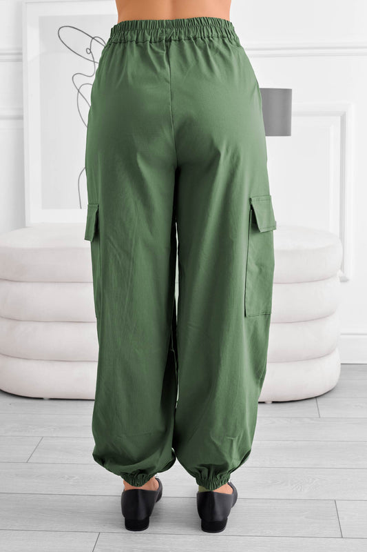 Pantalón cargo verde con bolsillos laterales