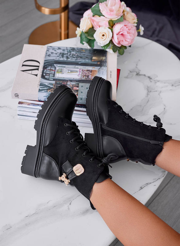 GEMMA - Bottines noires style militaire avec broche teddy dorée