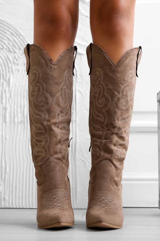 Brown camper boots with embroidery