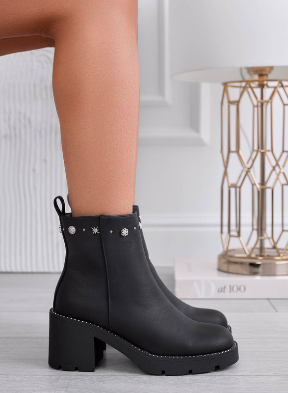 ALBERTA - Black ankle boots with a comfortable heel and studs