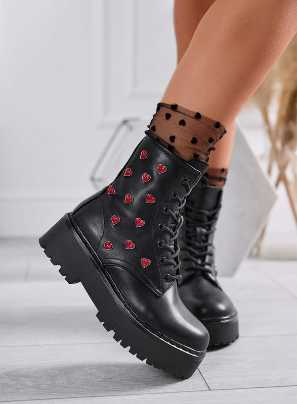 ODESSA - Botines negros tipo militar Alexoo con apliques de corazones rojos