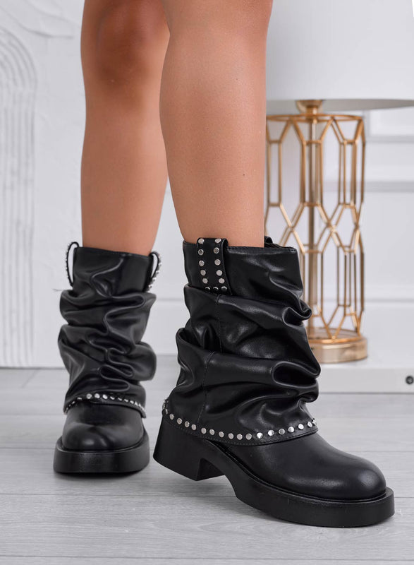 Botines negros con fruncido y tachuelas