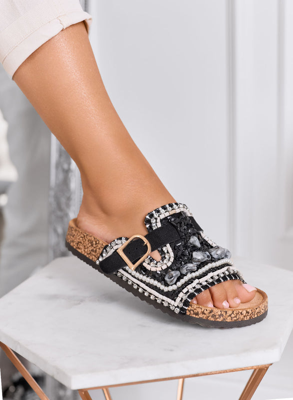 POLLY - Sandalias negras tipo chancla con apliques y hebilla dorada