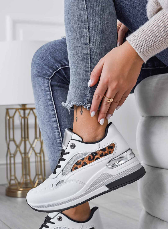 Baskets blanches avec empiècements pailletés et imprimé léopard