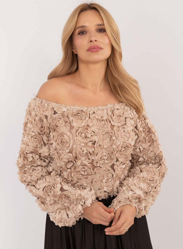 Pull beige avec applications florales et encolure bateau