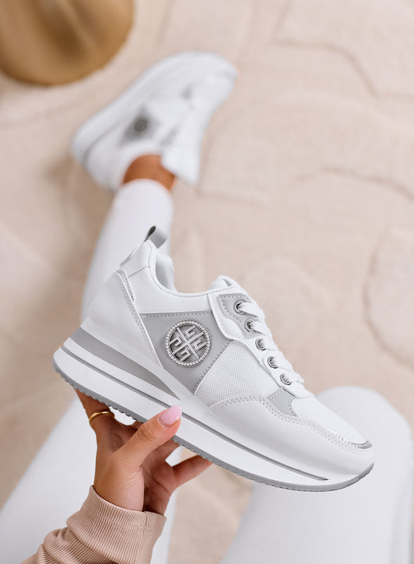 MALIA - Sneakers bianche con logo laterale e zeppa comoda