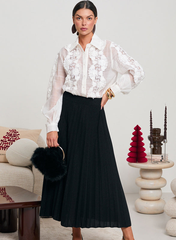 Camisa blanca con encaje de macramé y botones de perlas