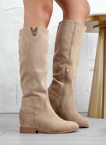 Bottes en daim couleur boue avec semelle compensée intérieure
