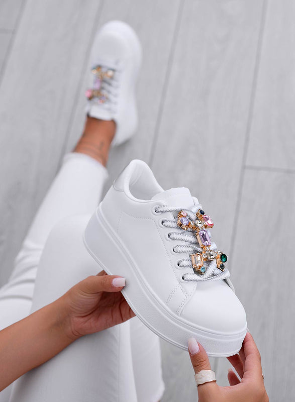 SORAYA - Zapatillas blancas con adorno de joya y parte trasera plateada