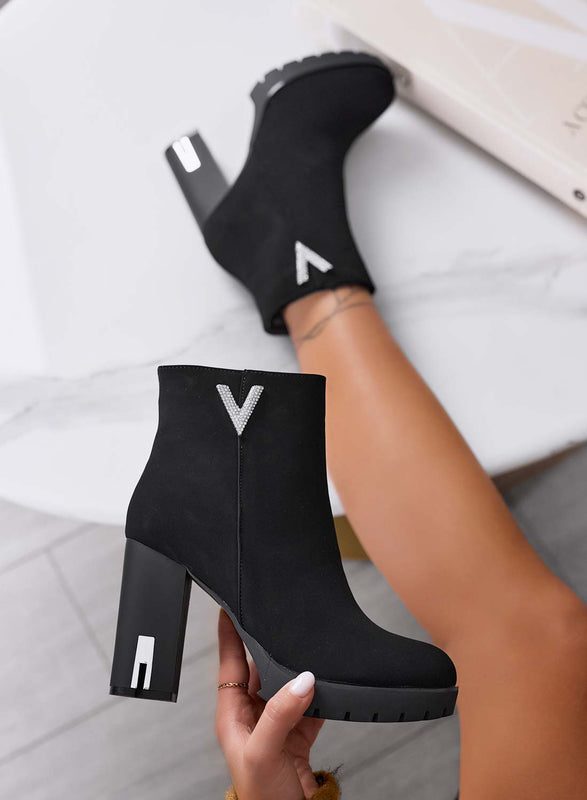 LEANDRA - Botines negros con adorno en V plateado joya