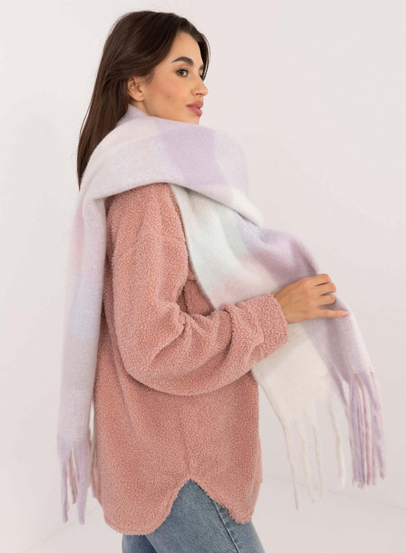 Bufanda oversize en tonos blanco y lila