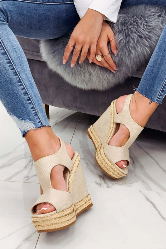 JODI - Beige sandals with wedge and golden details