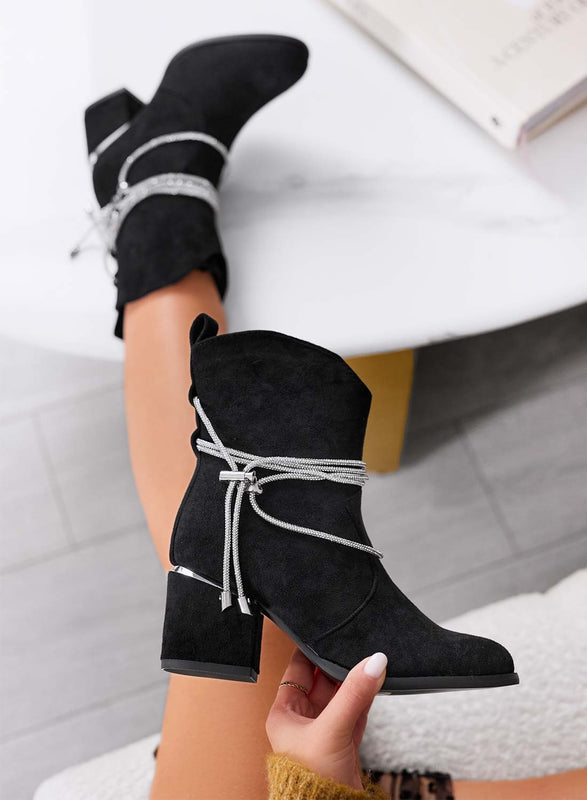 ZAFIRA - Bottines noires en daim Alexoo avec lacets strass