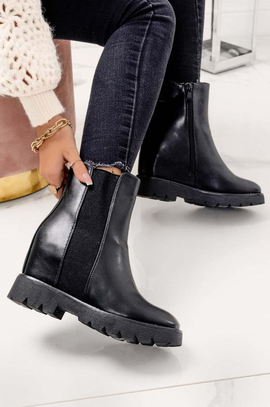 LINDY - Black ankle boots with inner wedge and side spring