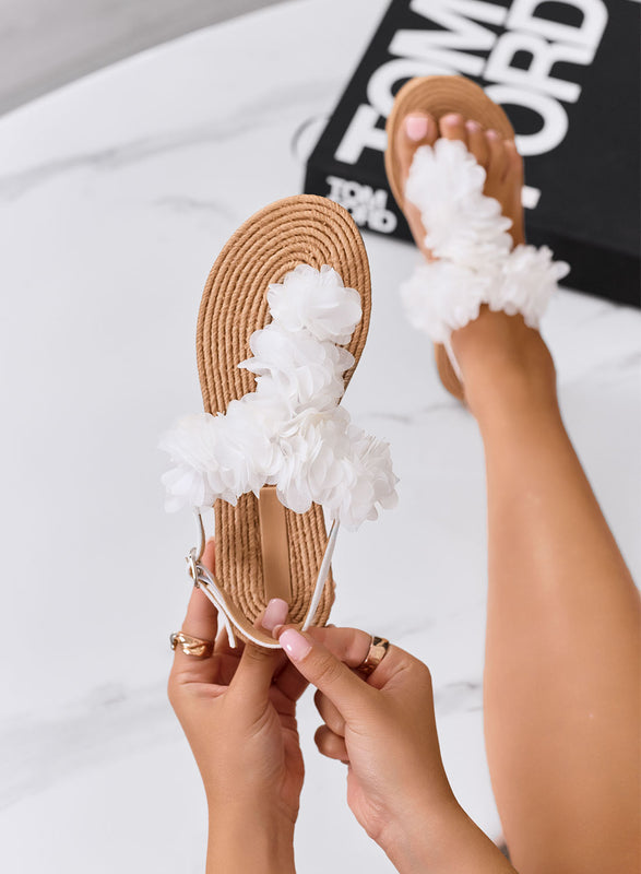 MENA - White flat sandals with 3D flowers and rope sole