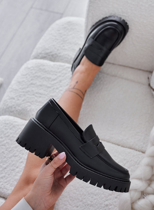 SOBRA - Classic black loafers with platform