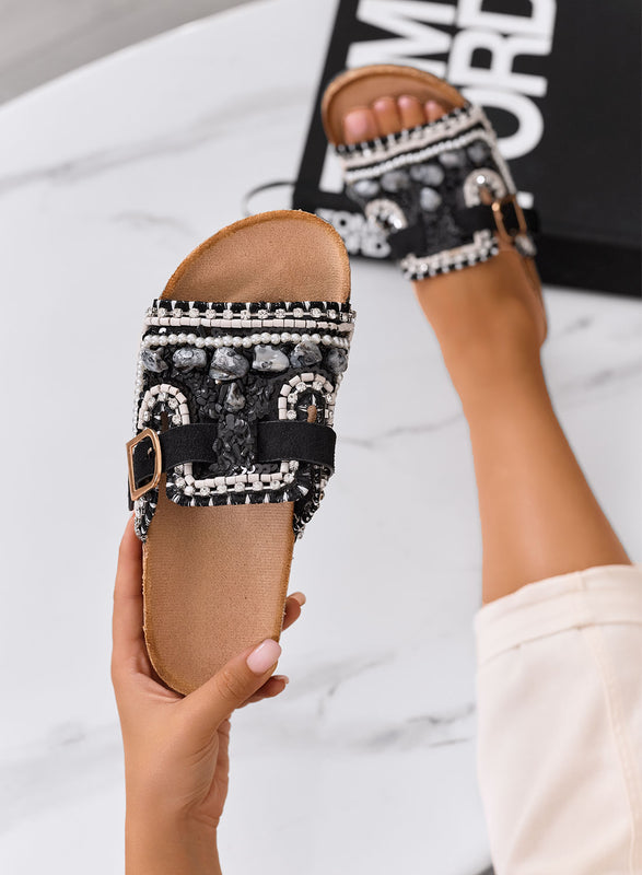 POLLY - Sandalias negras tipo chancla con apliques y hebilla dorada