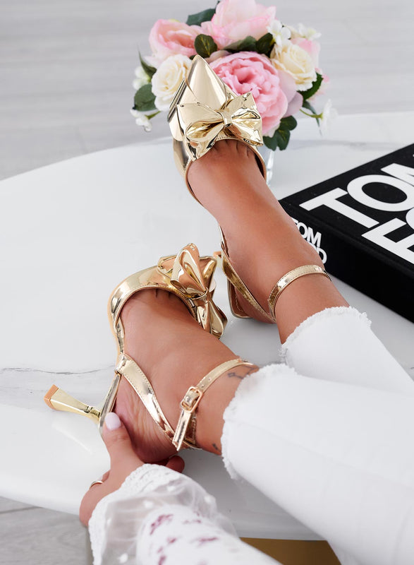 MIRABEL - Open metallic gold pumps with anklet and bow