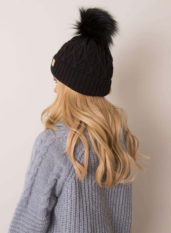 Gorro negro acolchado con pompón de piel sintética