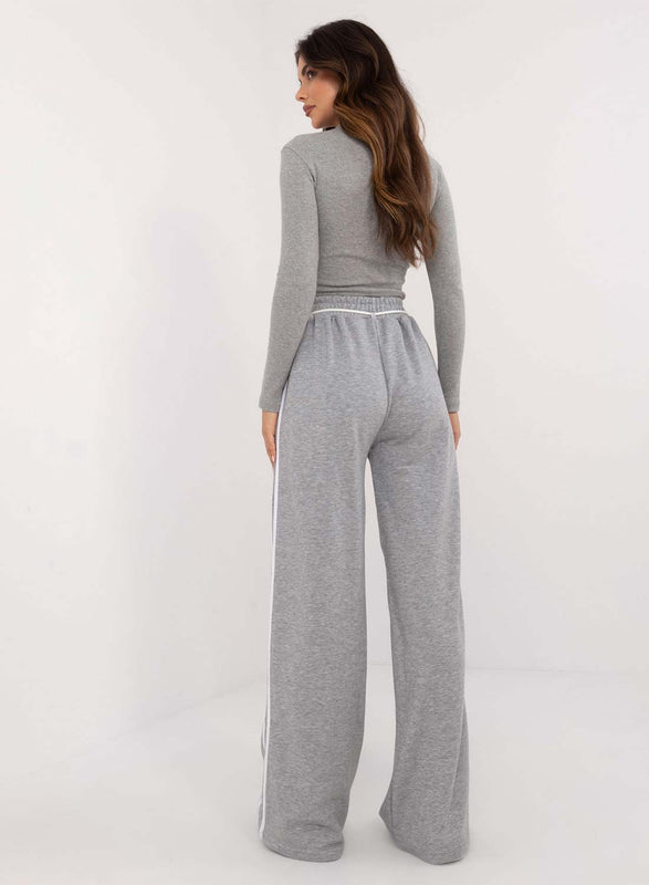 Ensemble gris deux pièces avec bande latérale