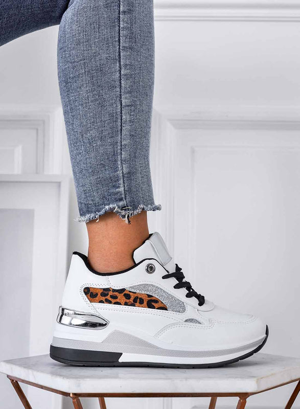 Baskets blanches avec empiècements pailletés et imprimé léopard