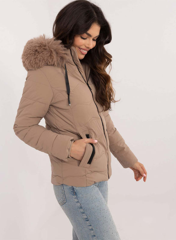 Chaqueta corta acolchada color barro con capucha de piel sintética