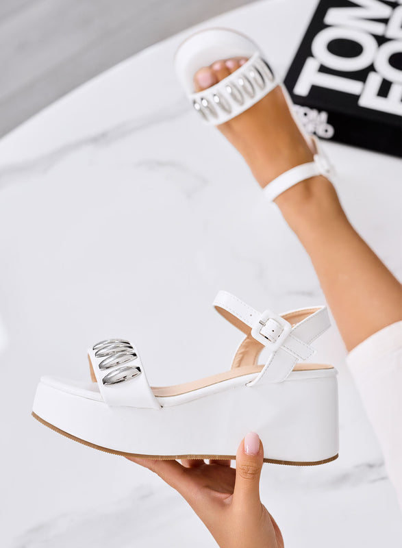 GWENDA - Sandales plateformes blancs avec maxi clous argentés et bride