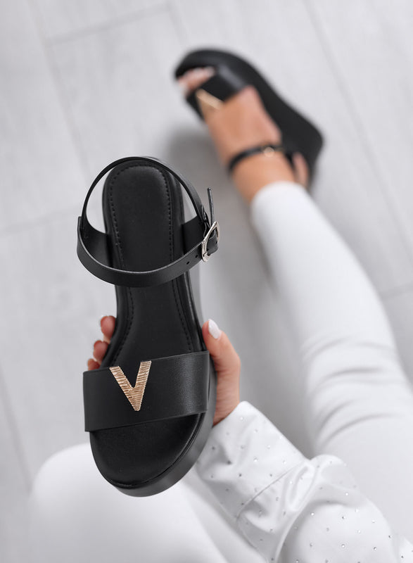 FABIANA - Sandalias negras con cuña y detalle V dorado