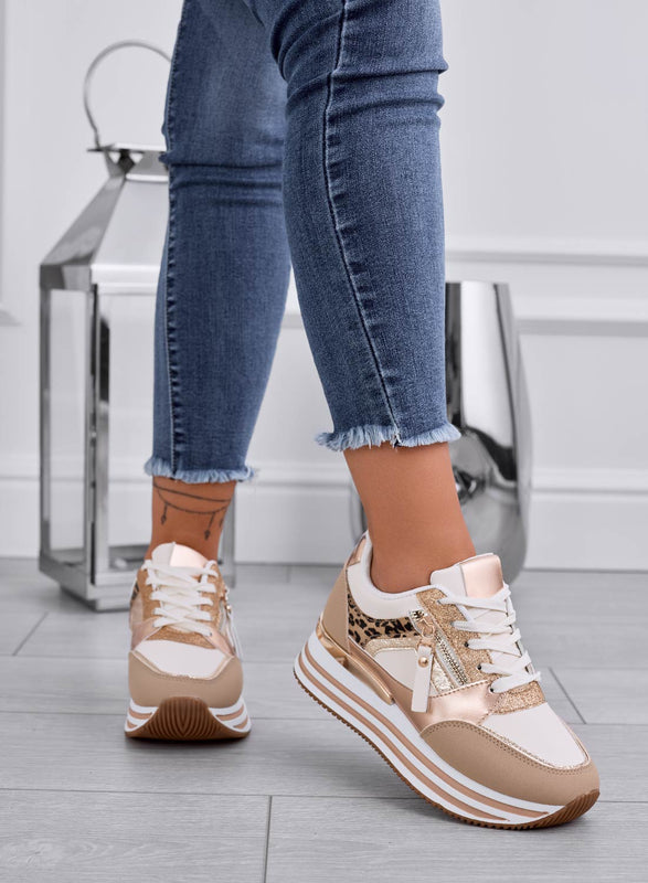 JANNY - Zapatillas beige con inserciones laminadas doradas y detalles de estampado animal