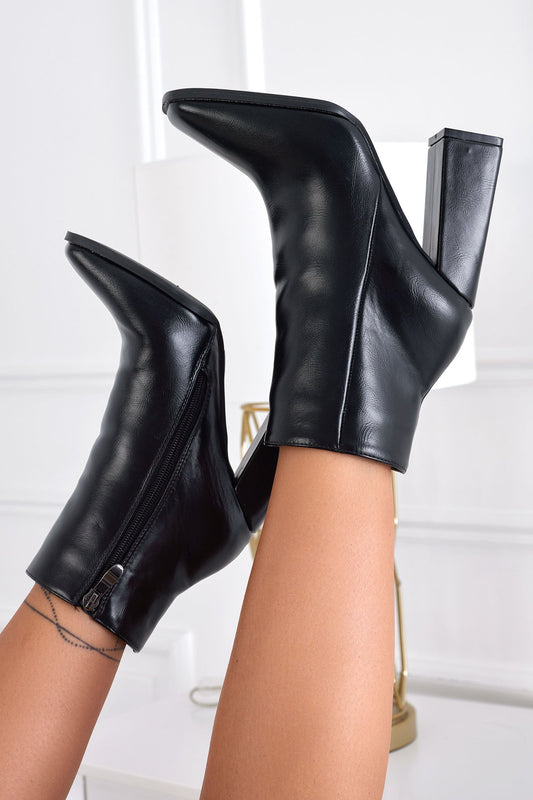 EMMY - Black ankle boots with block heel and golden chain