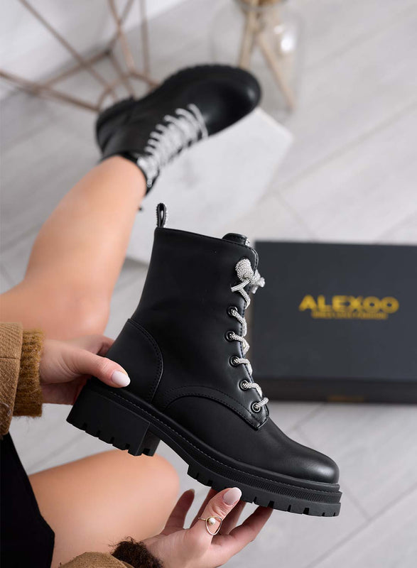MOIRA - Bottines noires style rangers Alexoo avec lacets et languette ornée de bijoux