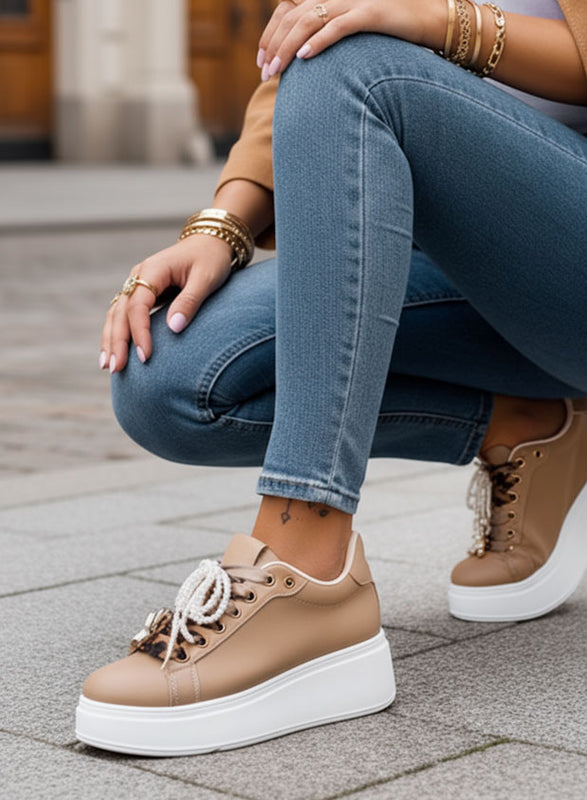 LAURA - Baskets plateforme taupe avec lacets imprimé animal et détails bijoux