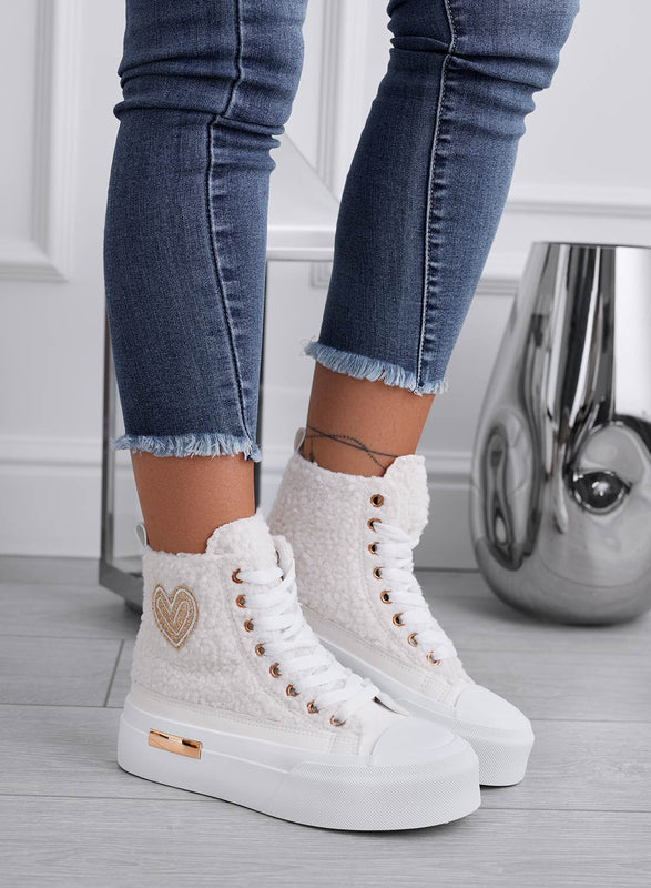 Sneakers panna alte in ecopelliccia con cuore oro
