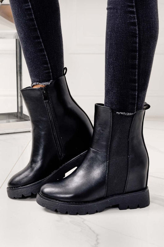LINDY - Black ankle boots with inner wedge and side spring