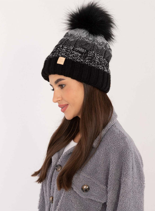 Gorro negro con forro interior y pompón