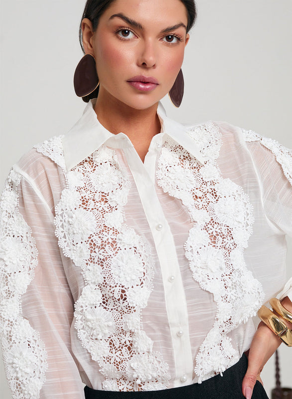 Camisa blanca con encaje de macramé y botones de perlas
