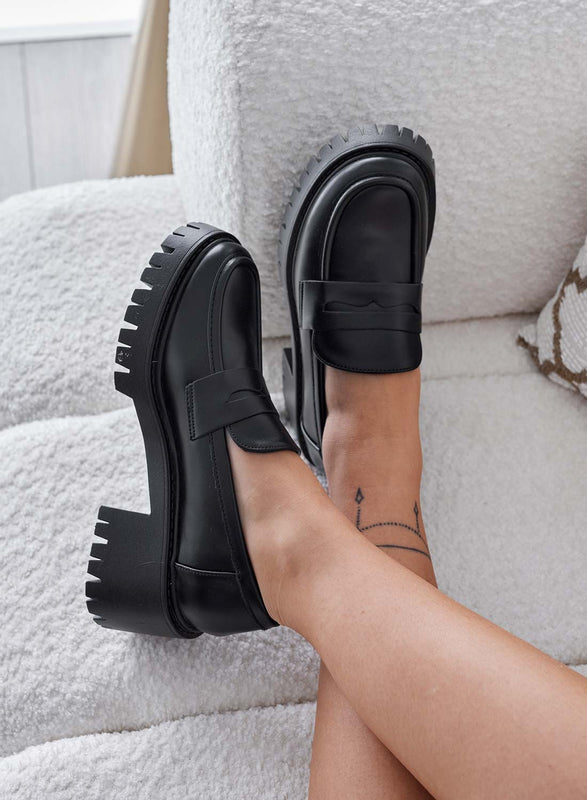 SOBRA - Classic black loafers with platform