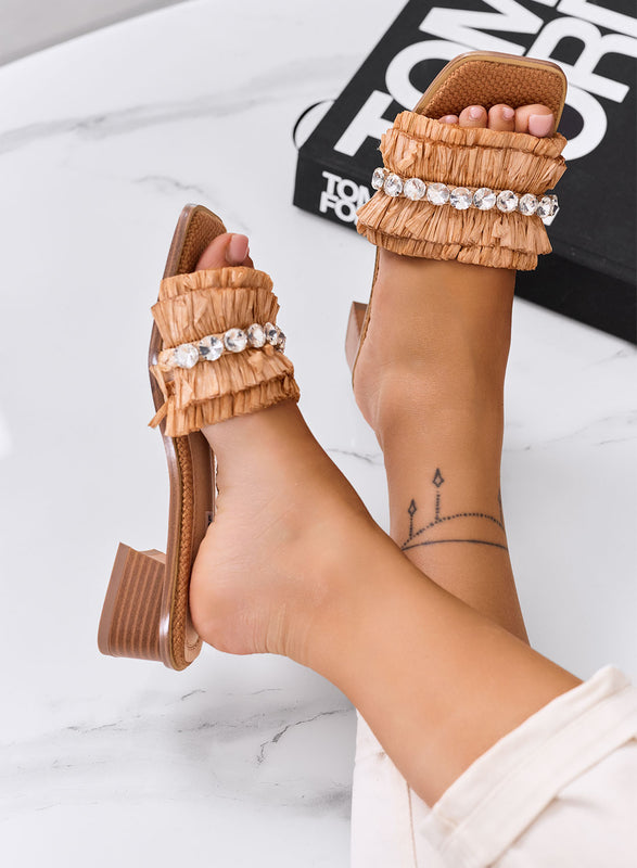 ROSITA - Sandalias tipo chancla camel con banda de strass y tacón cómodo
