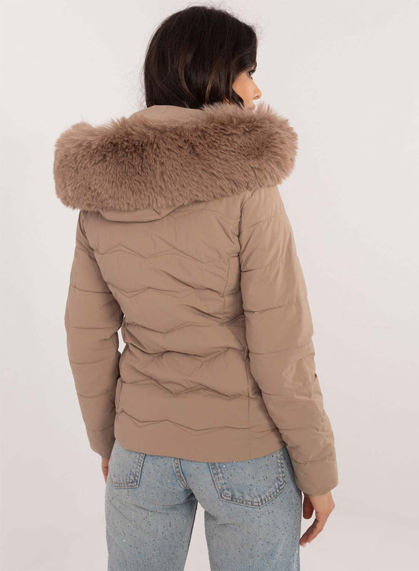 Chaqueta corta acolchada color barro con capucha de piel sintética