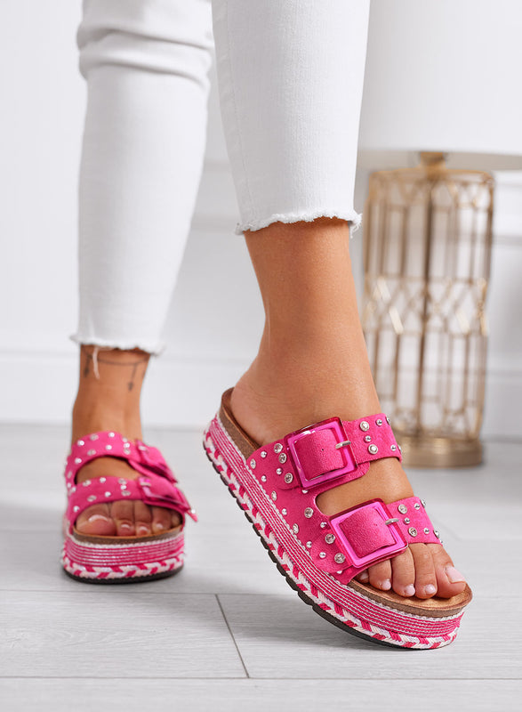 MOANA - Sandali Ciabatte fuxia platform con fibbie blu, borchie e strass