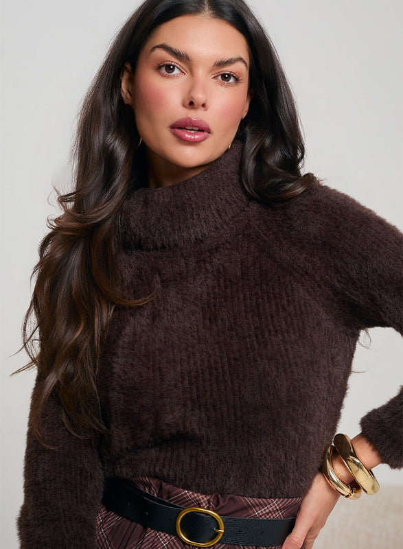 Jersey marrón de cuello alto con textura peluda