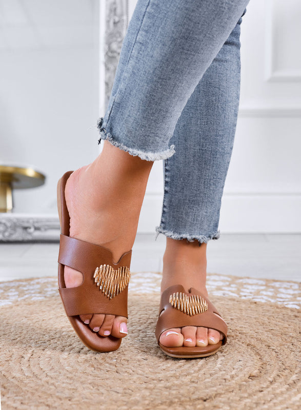 IGGY – Camel slide sandals with gold heart appliqué
