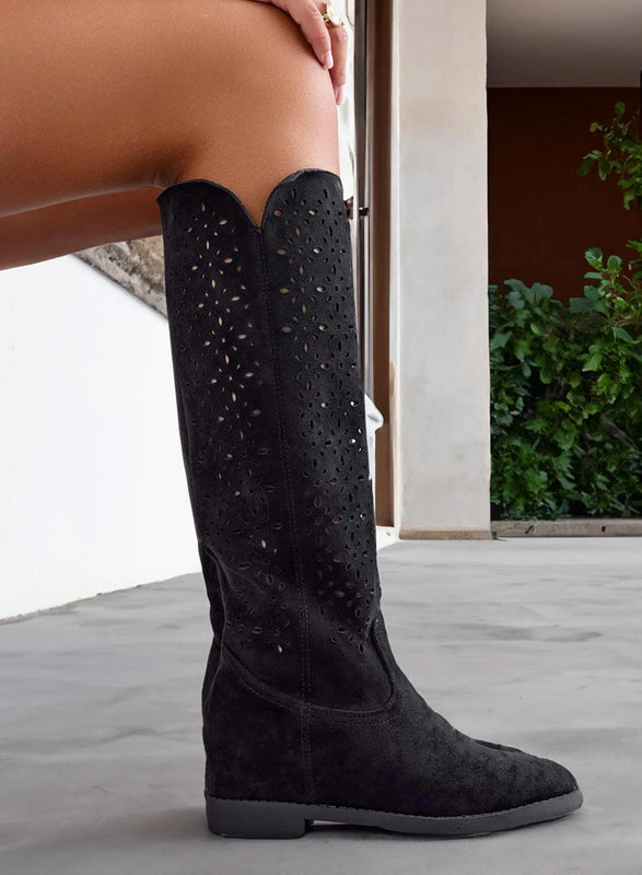 KYLA - Perforated black boots with internal wedge