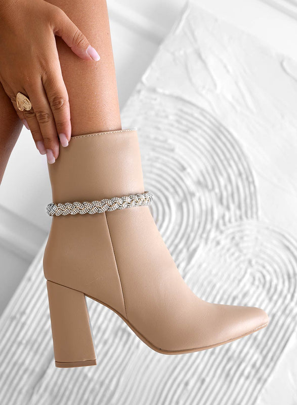 Botines beige con trenza joya plateada